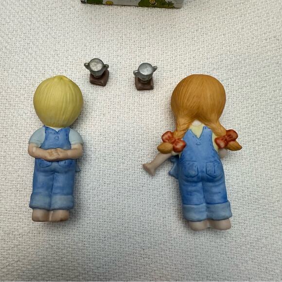 Enesco Country Cousins 321826 kids with blue ribbons - Picture 3 of 3